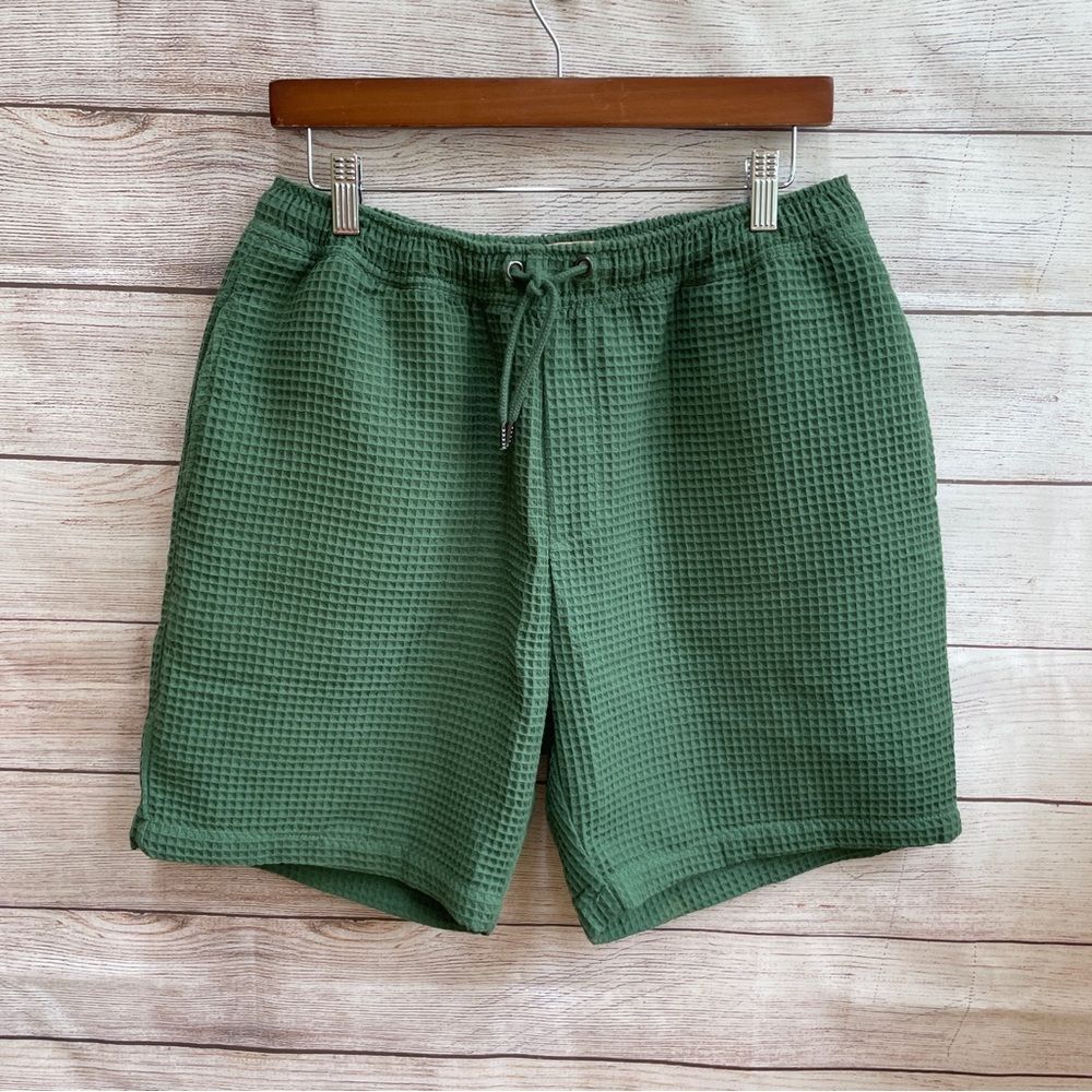 NEGATIVE SPACE TEXTURED‎ WAFFLE KNIT SHORTS IN GREEN